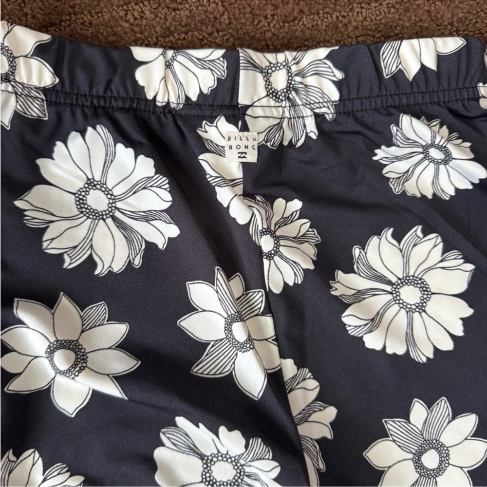 NWOT billabong flower print black and white flared leggings - Picture 4 of 4